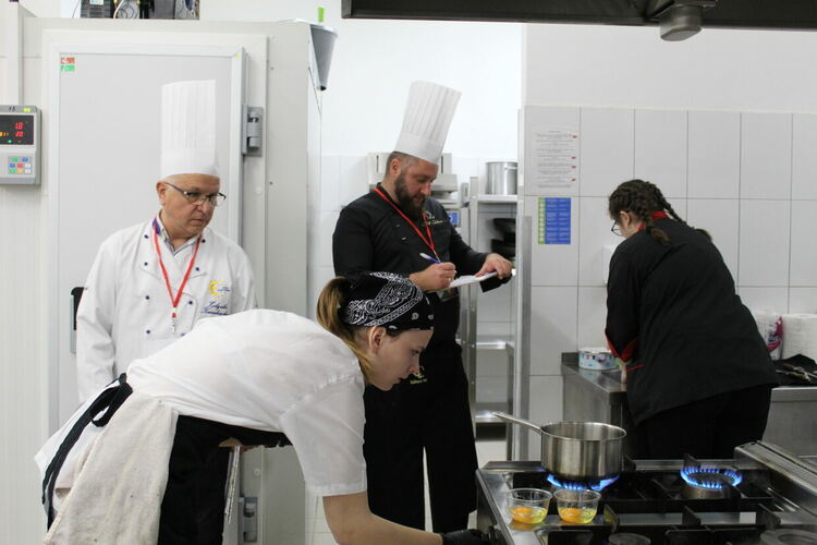 Ученици от Гимназията по туризъм с грамоти от Национално състезание за готварство и хотелиерство