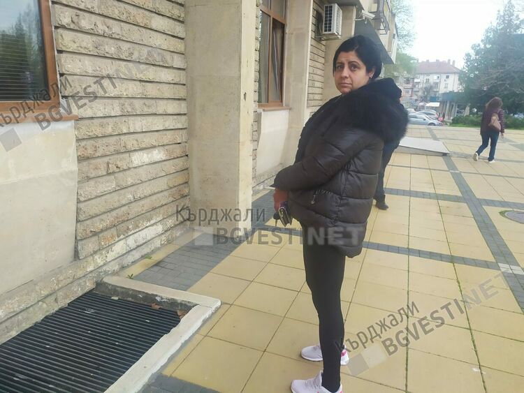  Огнеборци спасиха бременна котка, пропаднала в шахта на Общината