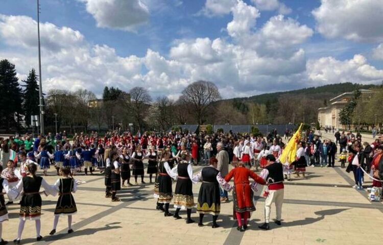  Проведе фолклорния танцов фестивал "Приятели чрез танца"