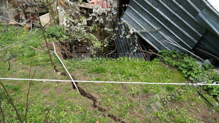 Подземна пещера почти погълна две постройки в смолянския квартал Устово