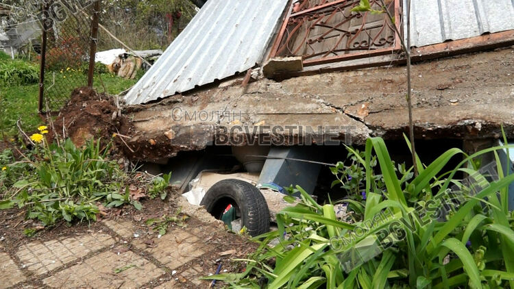 Подземна пещера почти погълна две постройки в смолянския квартал Устово