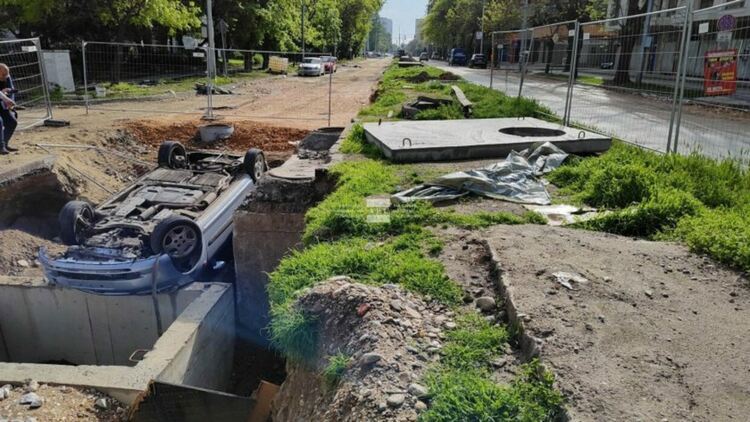 Пиян шофьор падна по таван в изкоп в опит за избяга от полицейска проверка