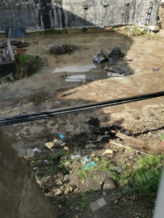 Оголени кабели до изкоп за строеж в центъра на Кърджали