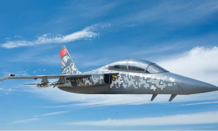 Първият пилотиран турски свръхзвуков реактивен самолет направи първия си полет