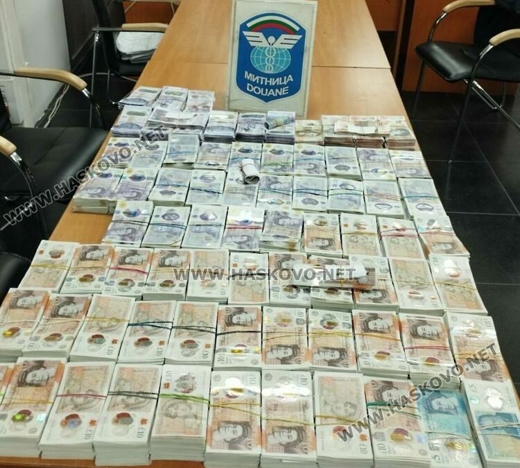 Недекларирана валута за над 470 000 лв. откриха митническите служители на МП Капитан Андреево