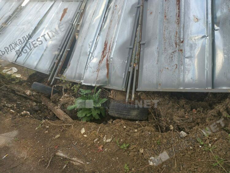 Оголени кабели до изкоп за строеж в центъра на Кърджали