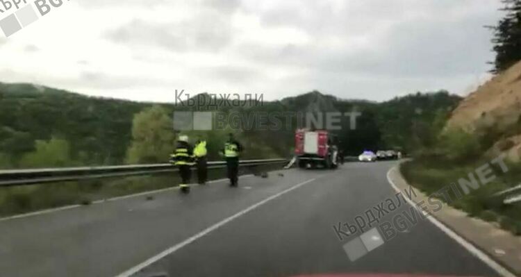 Тежка катастрофа на главния път за Маказа,двама младежи са сериозно пострадали