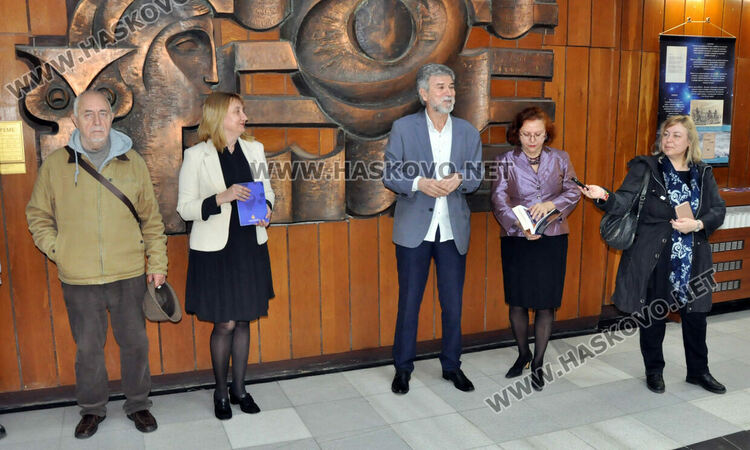 В Хасково откриха изложба за живота и творчеството на Елисавета Багряна