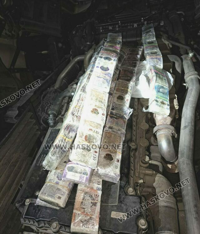 Недекларирана валута за над 470 000 лв. откриха митническите служители на МП Капитан Андреево