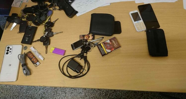 Задържаха двама за кражба на Ауди, откриха незаконен пистолет и 20 ключа за коли