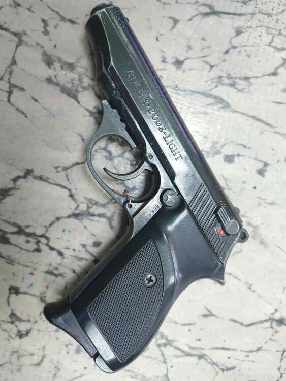 Задържаха двама за кражба на Ауди, откриха незаконен пистолет и 20 ключа за коли