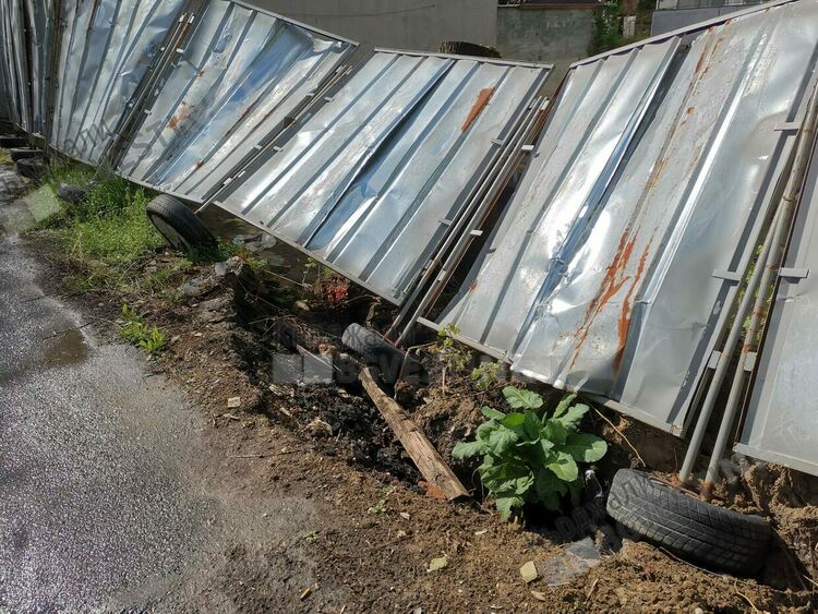 Оголени кабели до изкоп за строеж в центъра на Кърджали