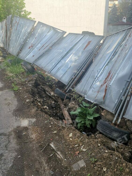 Оголени кабели до изкоп за строеж в центъра на Кърджали