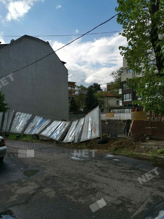 Оголени кабели до изкоп за строеж в центъра на Кърджали