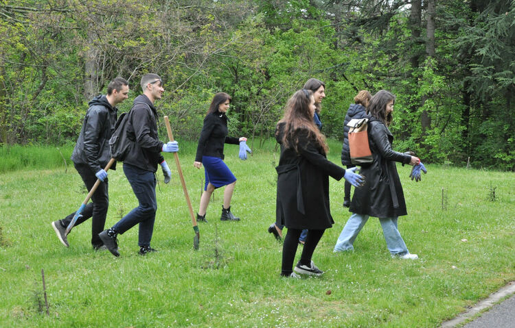 Дебютанти засадиха дърво в алея „Южна пролет“ в парк „Кенана“