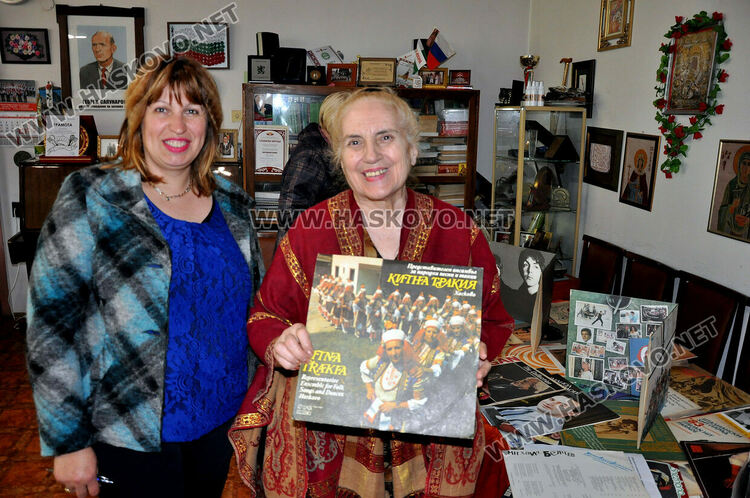 Стефка Младенова (вдясно)