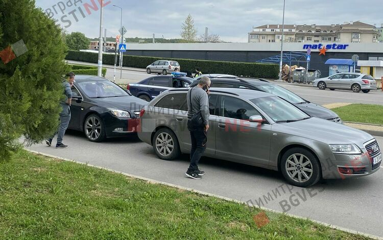 Двойна катастрофа - кола блъсна велосипедист, две коли катастрофират, докато гледат