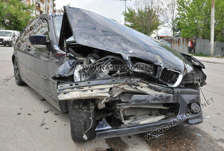 БМВ се заби в джип на „Васил Левски“