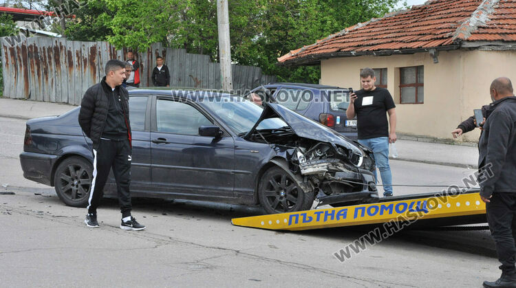 БМВ се заби в джип на „Васил Левски“