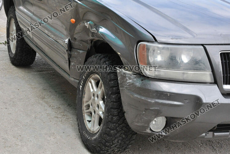 БМВ се заби в джип на „Васил Левски“