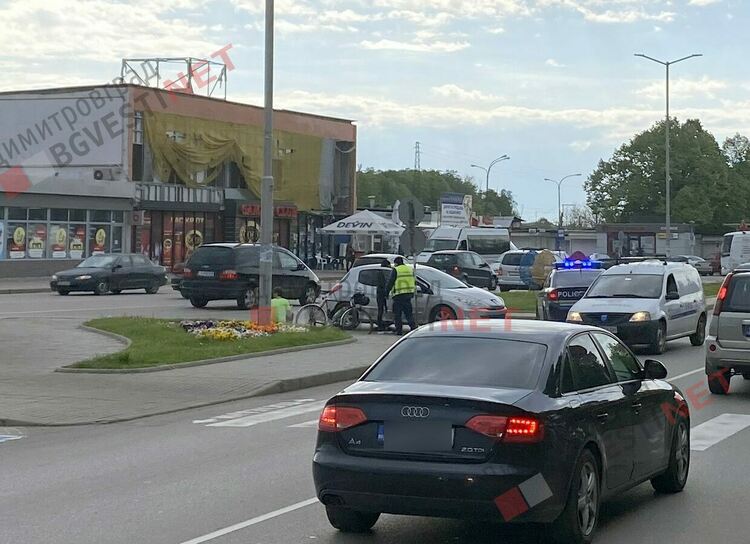 Двойна катастрофа - кола блъсна велосипедист, две коли катастрофират, докато гледат