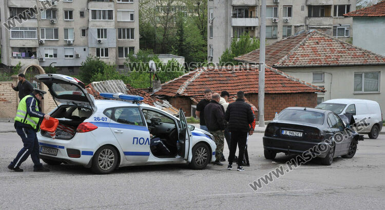 БМВ се заби в джип на „Васил Левски“