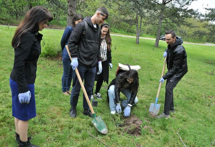 Дебютанти засадиха дърво в алея „Южна пролет“ в парк „Кенана“