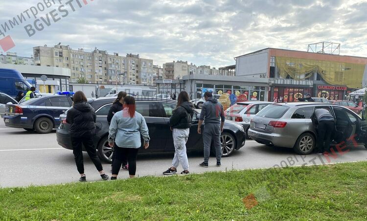 Двойна катастрофа - кола блъсна велосипедист, две коли катастрофират, докато гледат