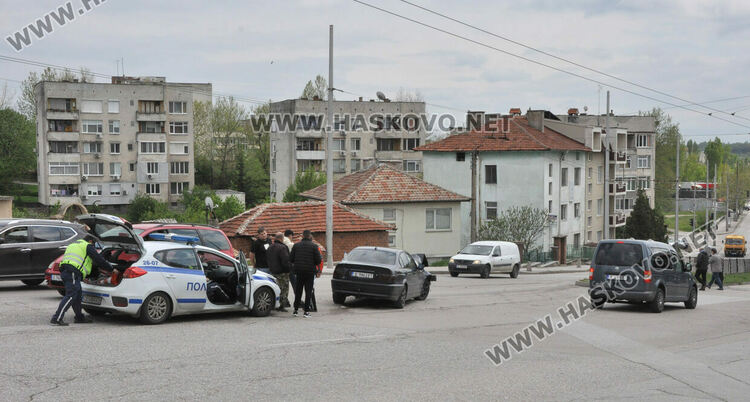 БМВ се заби в джип на „Васил Левски“