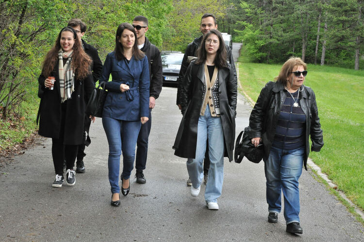 Дебютанти засадиха дърво в алея „Южна пролет“ в парк „Кенана“