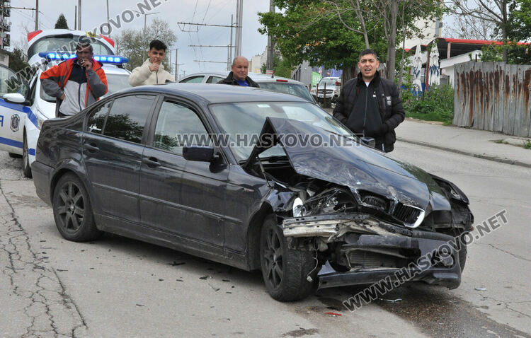 БМВ се заби в джип на „Васил Левски“
