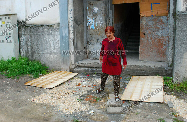 Жителите от бл.42 в Хасково отново се жалват от течове