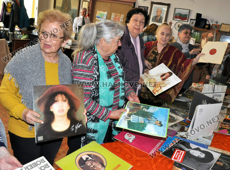 Изложба на грамофонни плочи от миналия век в Тракийското дружество