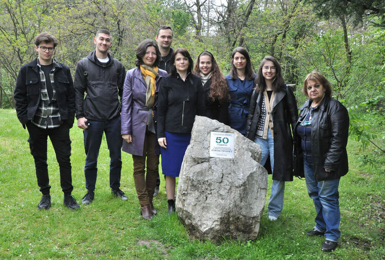 Дебютанти засадиха дърво в алея „Южна пролет“ в парк „Кенана“