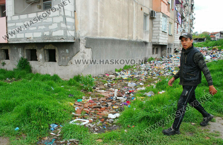 Жителите от бл.42 в Хасково отново се жалват от течове