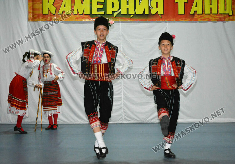 С народни танци започна Фестивалът на камерния танц в Хасково 
