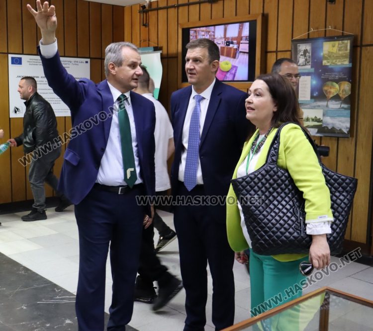 Нови технологии в производството на мебели и много стил показаха ученици в Националното състезание в Хасково