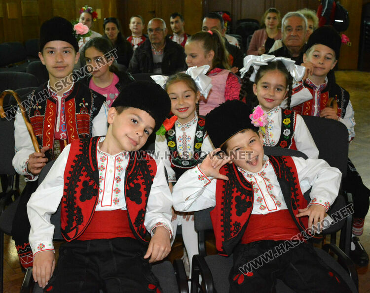 С народни танци започна Фестивалът на камерния танц в Хасково 