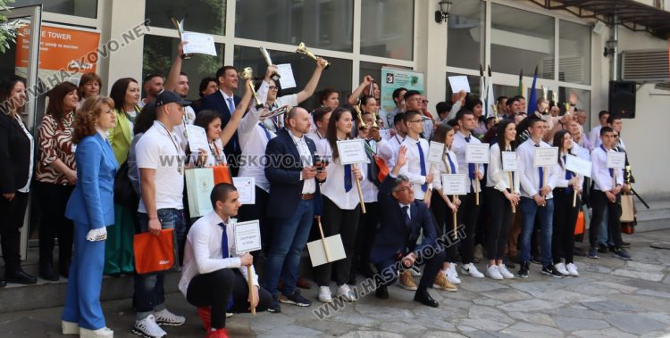 Нови технологии в производството на мебели и много стил показаха ученици в Националното състезание в Хасково