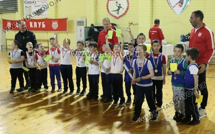  Деца от градини и  училища влязоха във футболна надпревара