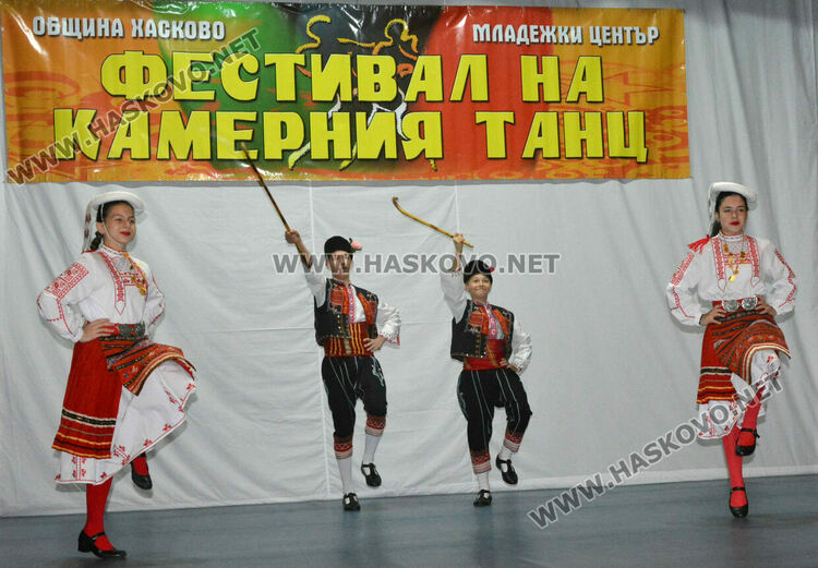 С народни танци започна Фестивалът на камерния танц в Хасково 