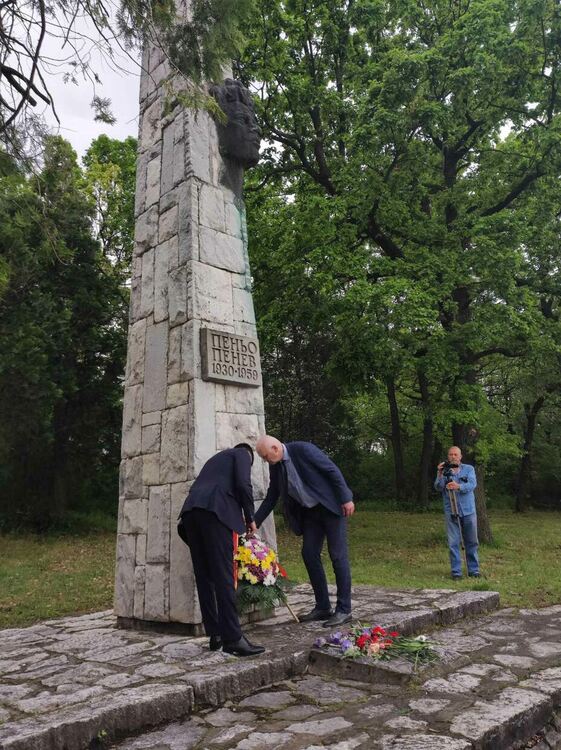 Десетки се поклониха пред паметника на Пеньо Пенев