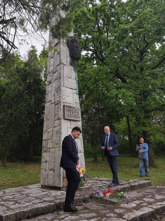 Десетки се поклониха пред паметника на Пеньо Пенев