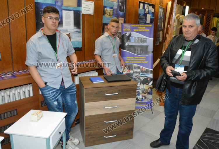 Нови технологии в производството на мебели и много стил показаха ученици в Националното състезание в Хасково