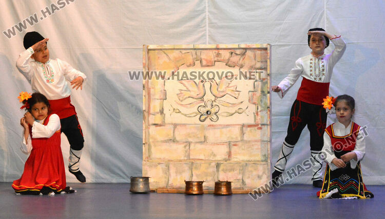 С народни танци започна Фестивалът на камерния танц в Хасково 