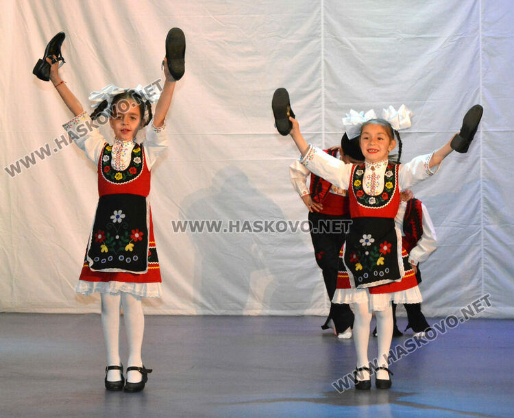 С народни танци започна Фестивалът на камерния танц в Хасково 