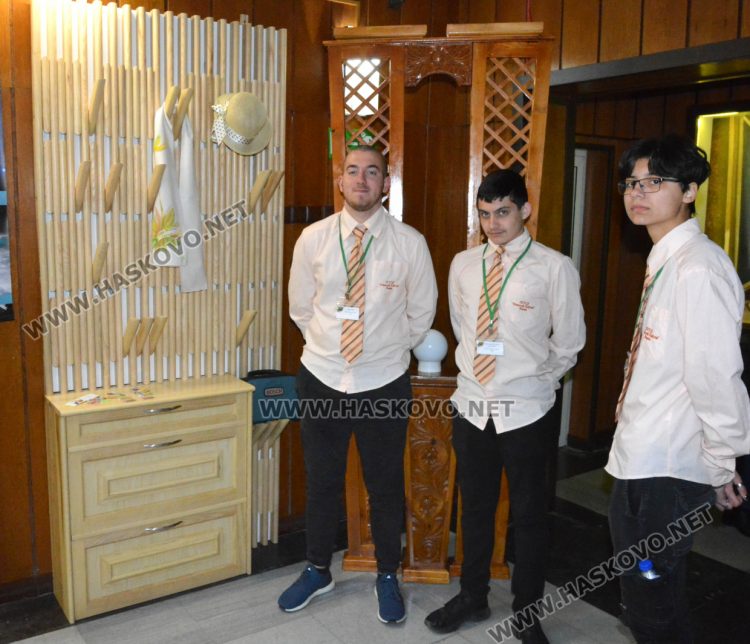Нови технологии в производството на мебели и много стил показаха ученици в Националното състезание в Хасково