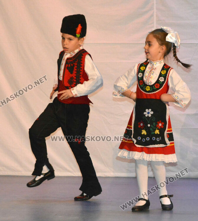 С народни танци започна Фестивалът на камерния танц в Хасково 