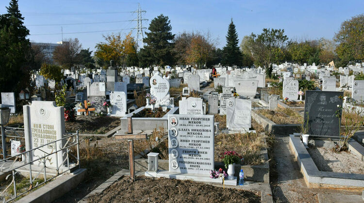 Разширяват Централния гробищен парк на Хасково