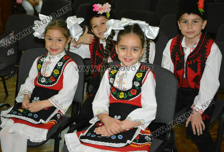 С народни танци започна Фестивалът на камерния танц в Хасково 